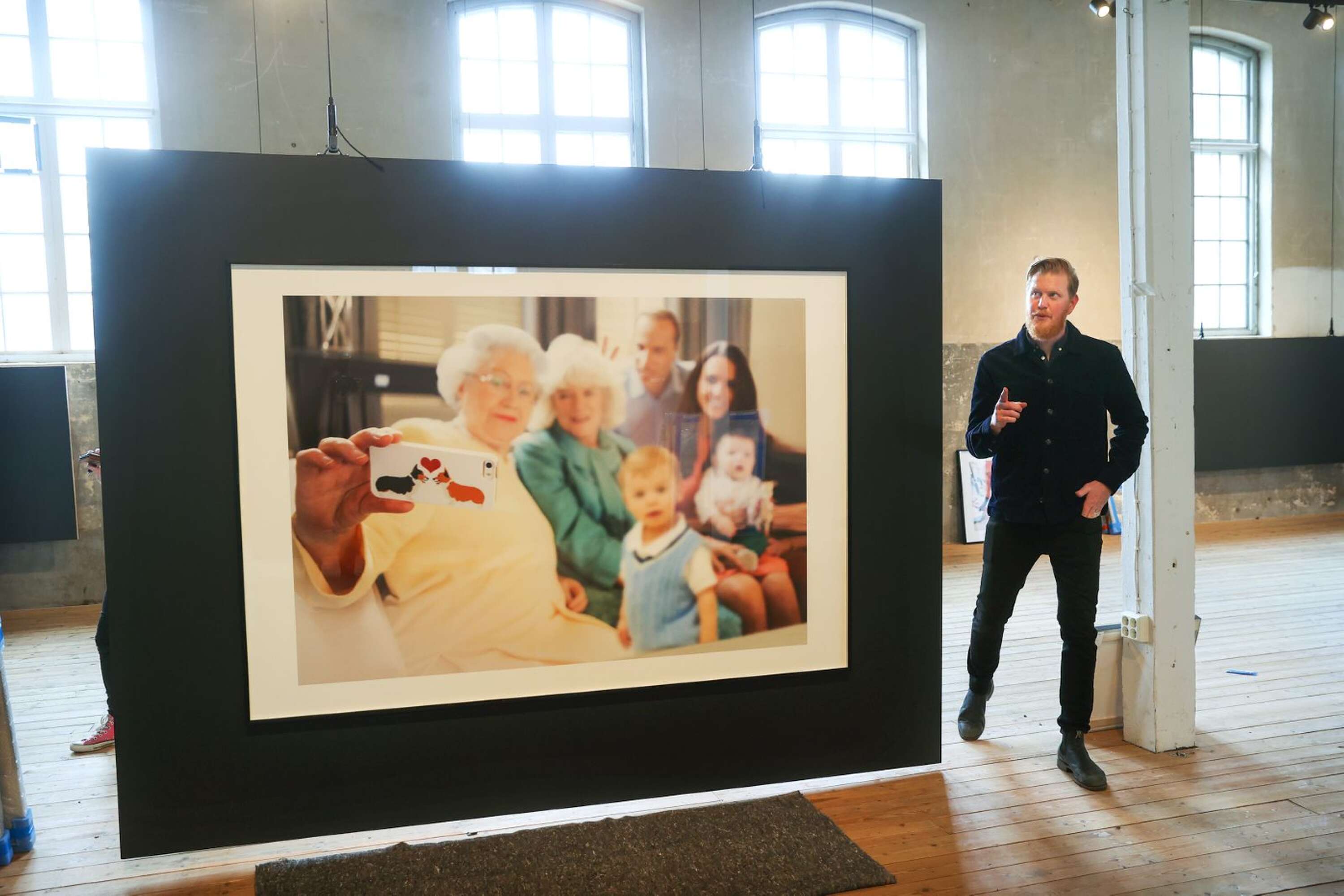 Oscar Magnusson vid en av Alison Jacksons iscensatta bilder: Royal selfie. Utställningen visas i samarbete med galleriet Crossover och curatorn Anke Degenhard.