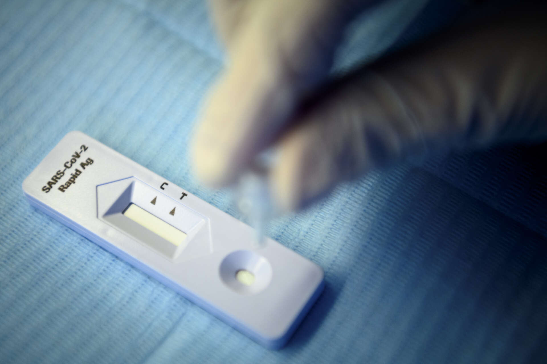 Flera länder kräver att man kan uppvisa ett negativt covid-19-test för att få resa in i landet. I vissa fall räcker det med ett snabbtest, så kallat antigen-test, som på bilden. I andra fall krävs ett PCR-test. Arkivbild.