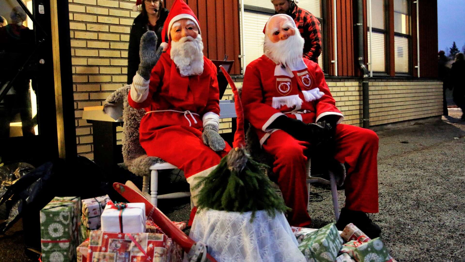 Julavslutning på Bråtenskolan är inget utan Kristina och Bengt-Arne Olsson utklädda till tomtar.
