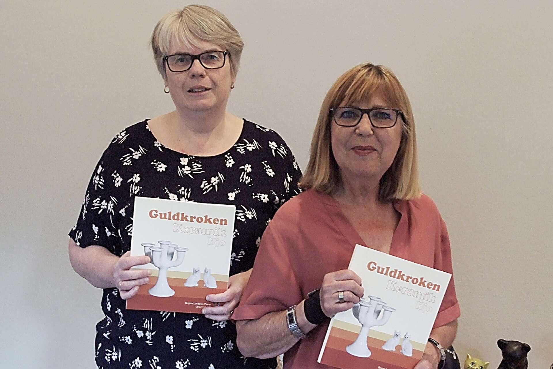 Lena Fridehäll och Birgitta Lundgren Pierre har jobbat hårt de senaste åren med att sammanställa guldkorn från historien om Guldkroken keramik. Nu är boken släppt.