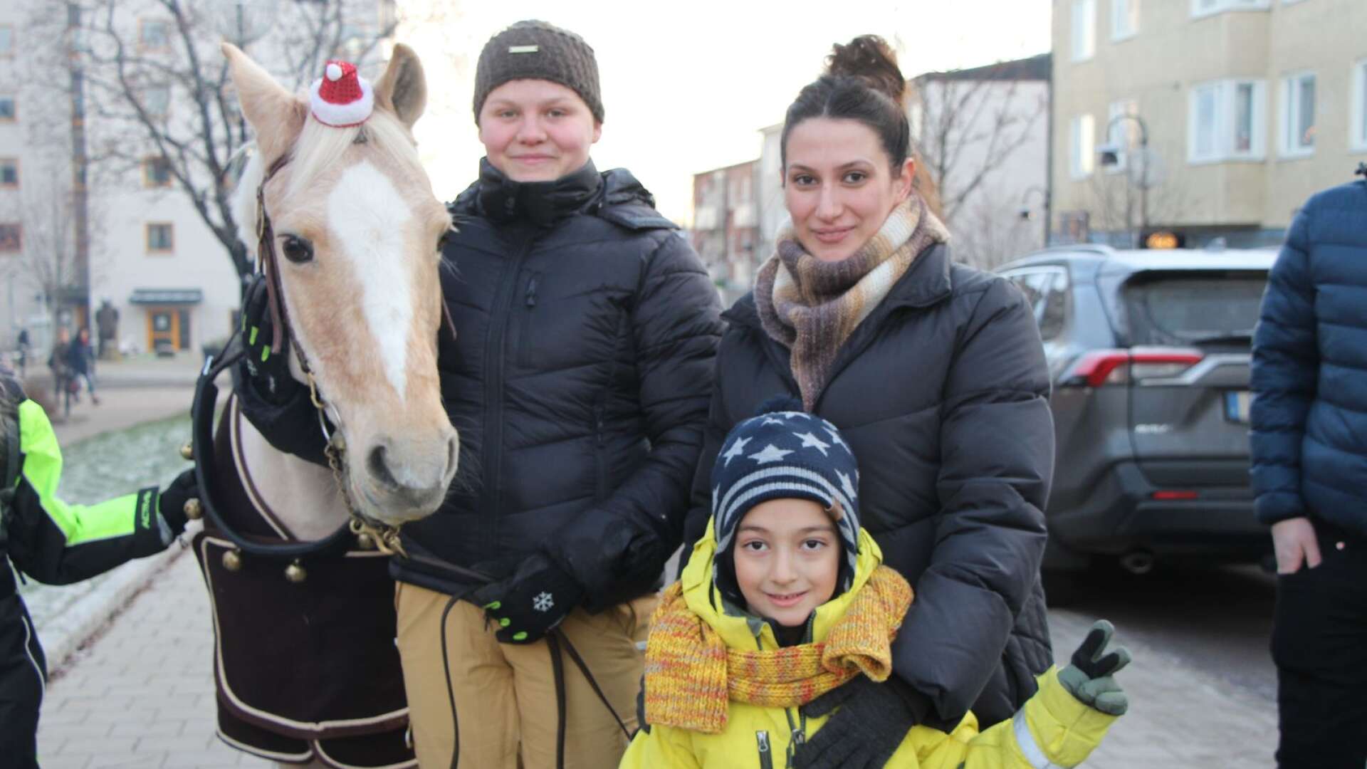 Hästen Sessan och Moa Andersson får besök av Tahsin och Seda Özyurt på skyltsöndag i Torsby.