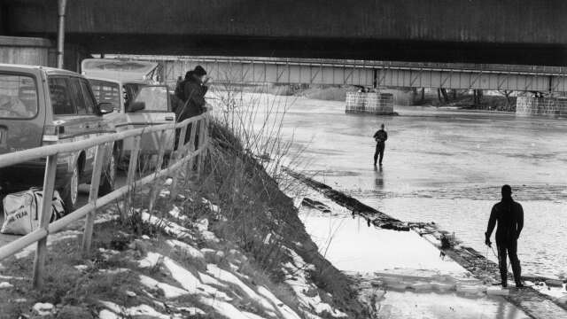 Dykare genomsöker mordplatsen i december 1990.