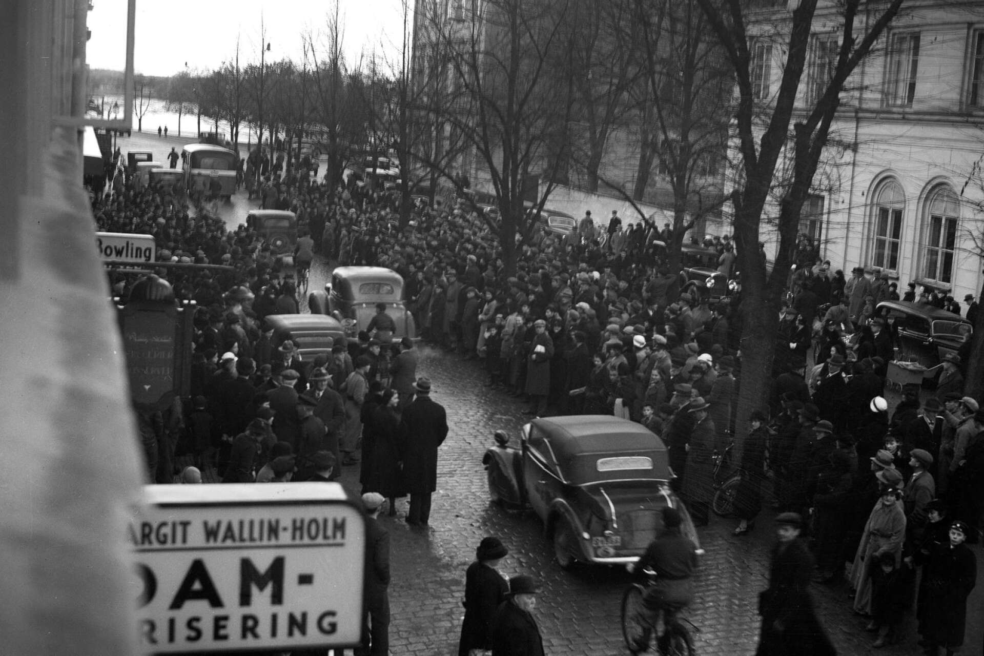 Massorna samlas på Tingvallagatan när Epa kommer till stan 1935 och öppnar sitt varuhus i den då nya byggnaden. 