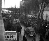 Massorna samlas på Tingvallagatan när Epa kommer till stan 1935 och öppnar sitt varuhus i den då nya byggnaden. 