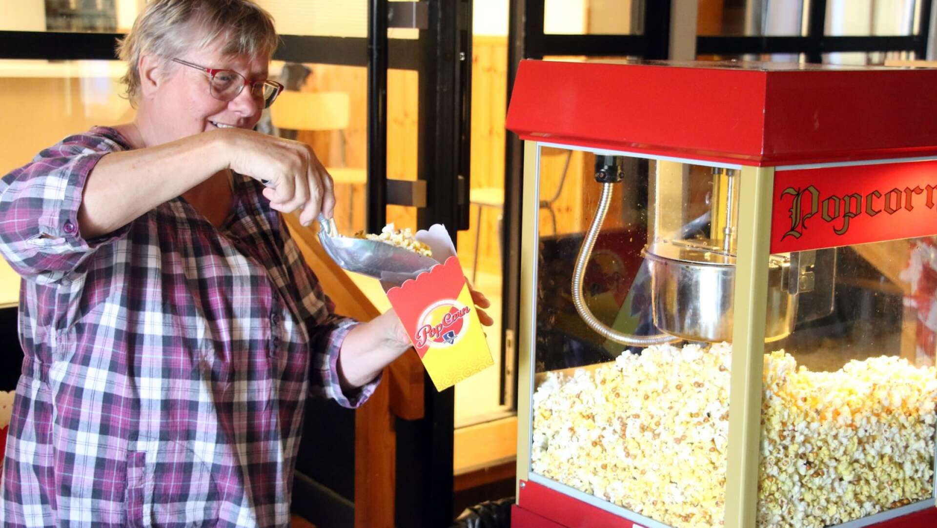 Kerstin Fredriksson poppar popcorn även det här året. 