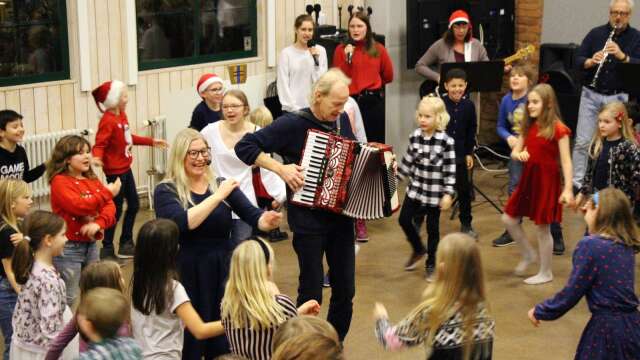 Per-Anders Skagerstam fick gestalta den dragspelande julgranen. Linda Nilsson ledde ringdanserna.

