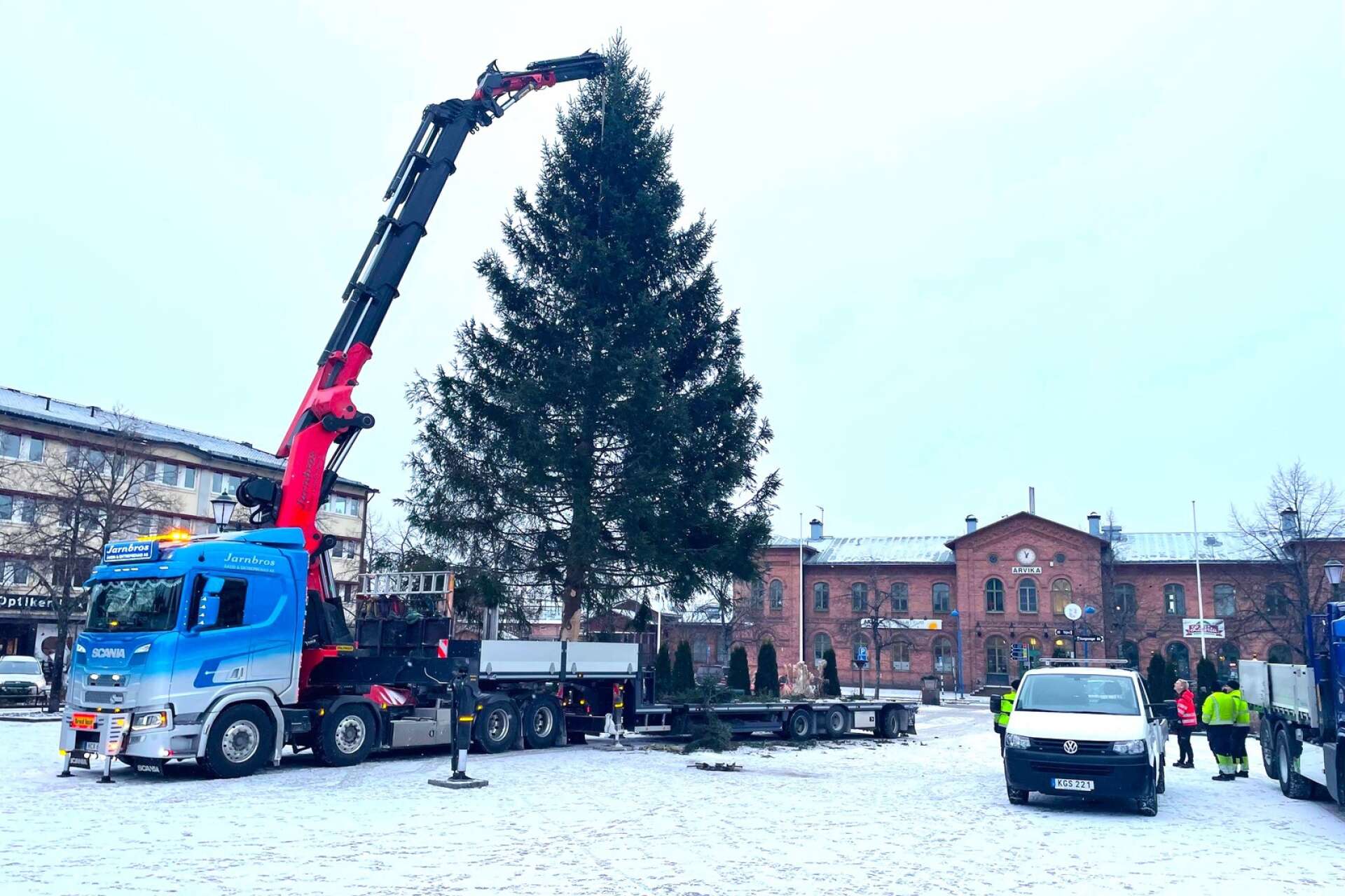 Årets julgran på torget i Arvika restes med hjälp av den typ av lastvagn som Lastvagnsmontage i Eda tillverkar. 