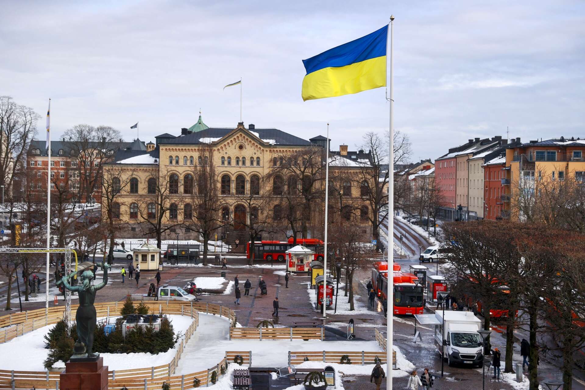 Karlstads kommun visade sitt stöd för Ukraina genom att hissa ukrainska flaggan på Stora Torget i Karlstad.