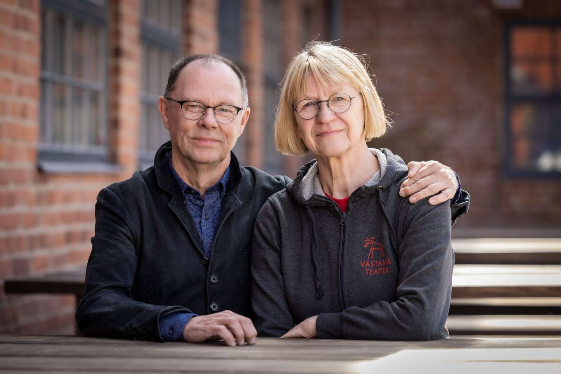 Lars och Inger Stinnerbom får medalj med kunglig glans för sitt arbete med 50-årsjubilerande Västanå teater.