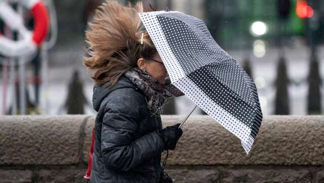 SMHI utfärdade på lördagsförmiddagen en klass 1-varning för  mycket hårda vindbyar i länet. Och vinden har redan hunnit ställa till problem på flera håll