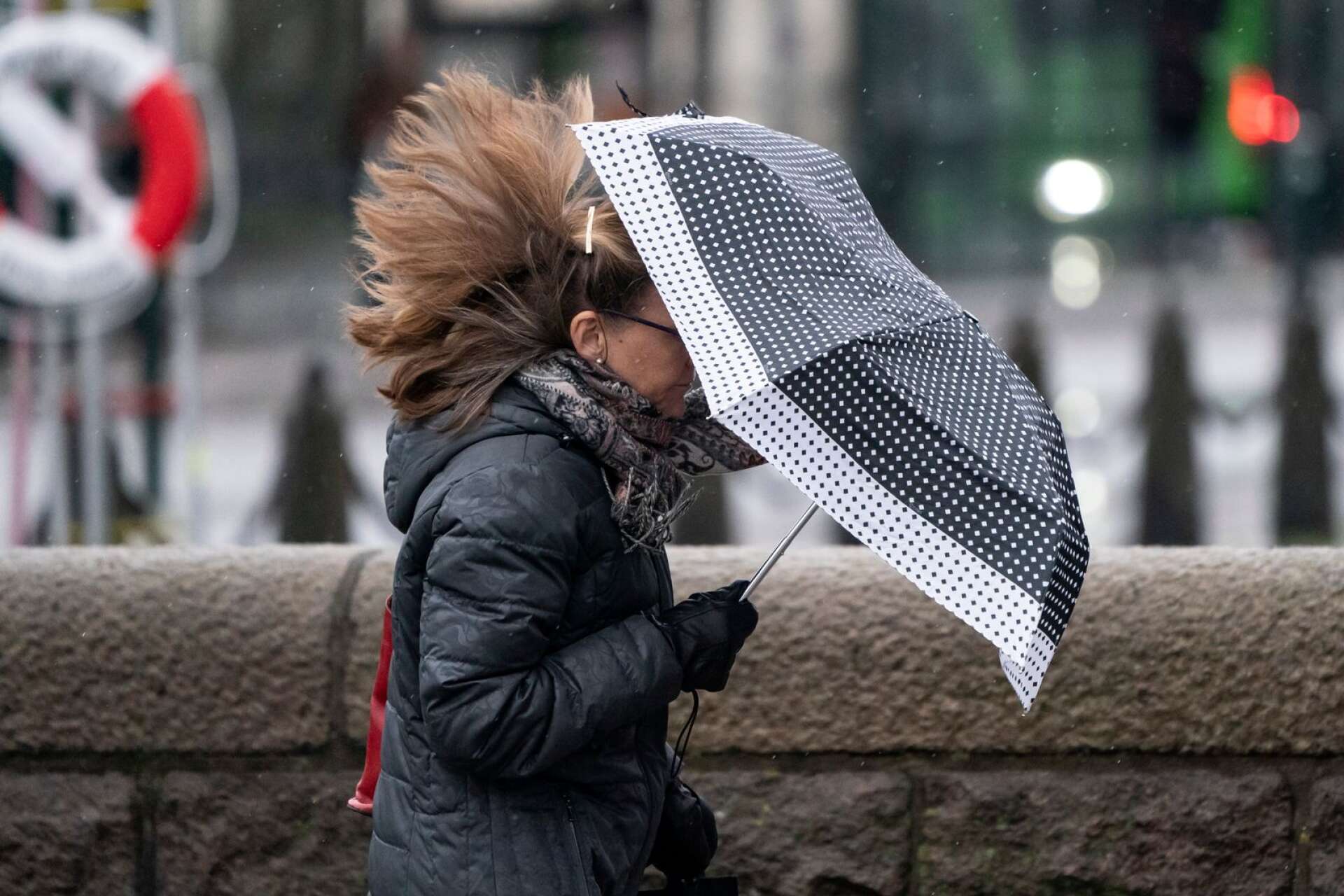SMHI utfärdade på lördagsförmiddagen en klass 1-varning för  mycket hårda vindbyar i länet. Och vinden har redan hunnit ställa till problem på flera håll