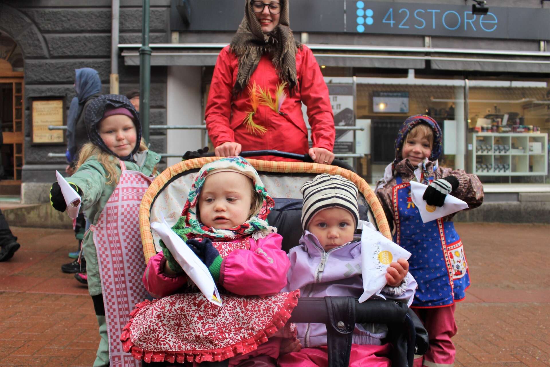 Ellie Jonasson, Agnes Ljungqvist, Isabel Selling och Elsa Ljungqvist fick påskbrev efter paraden.