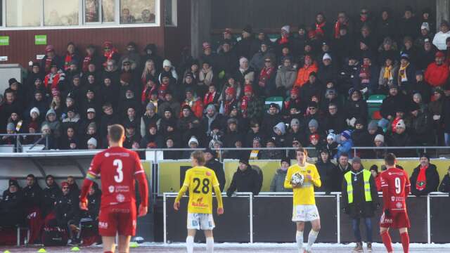 ”SAIK-supporter” hyllar stämningen bland publiken i Skövde AIK:s kvalmatch mot Falkenberg.