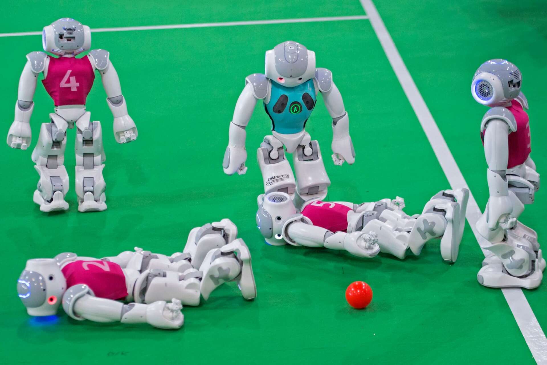 &quot;Jag är verkligen inte techfientlig eller bakåtsträvande, men till och med jag börjar känna lite obehag över utvecklingen inom artificiell intelligens&quot;, skriver Tim Sterner. På bilden syns ett gäng robotar som spelar fotboll.