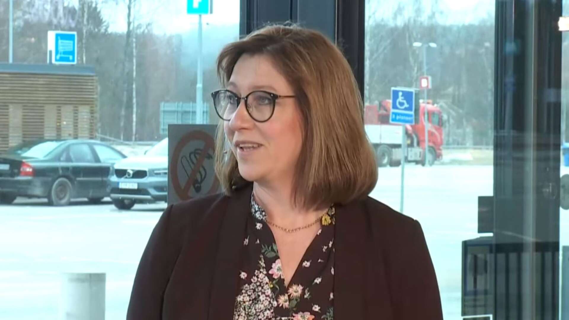 Stina Höök (M) under onsdagens Youtubesända pressträff i Charlottenberg shoppingcenter.
