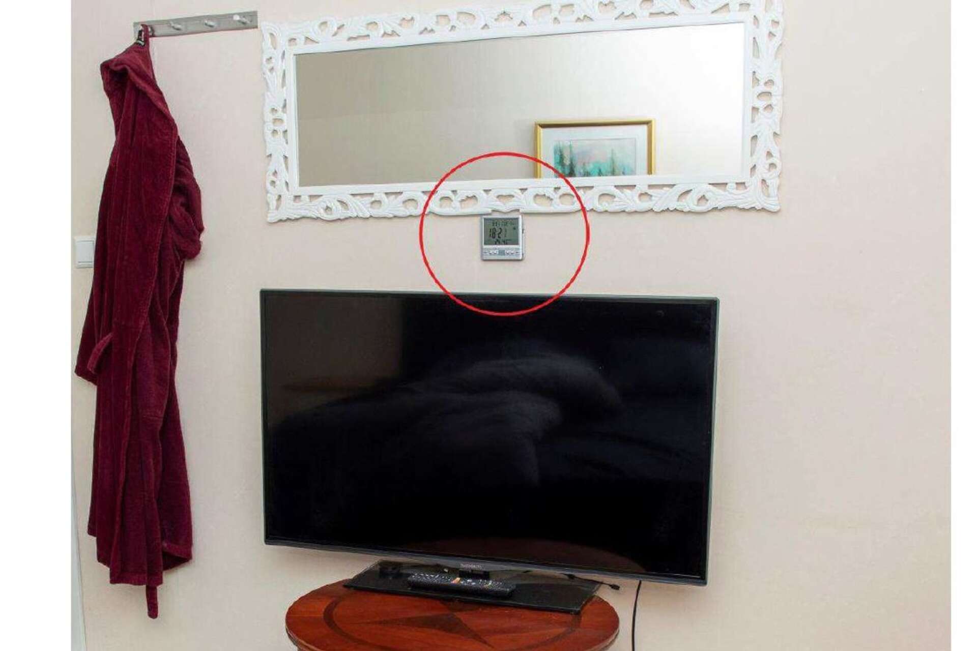 Ovanför tv:n i sovrummet hade Markus Halvorson satt upp en spionkamera som var maskerad till en digitaltermometer.