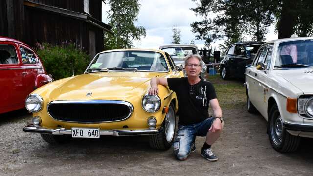 Dick Björkman och hans gul Volvo P1800E från 1972. Den allra sista årsmodellen.