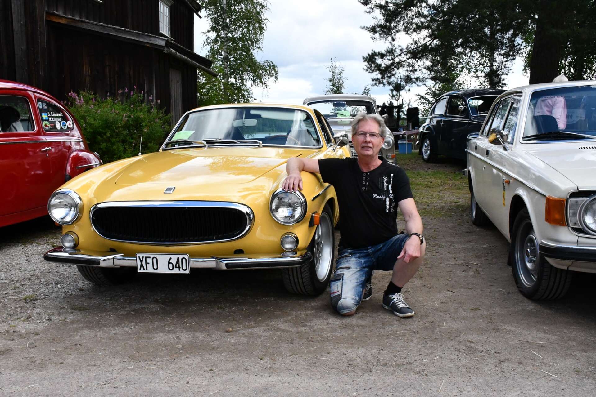 Dick Björkman och hans gul Volvo P1800E från 1972. Den allra sista årsmodellen.