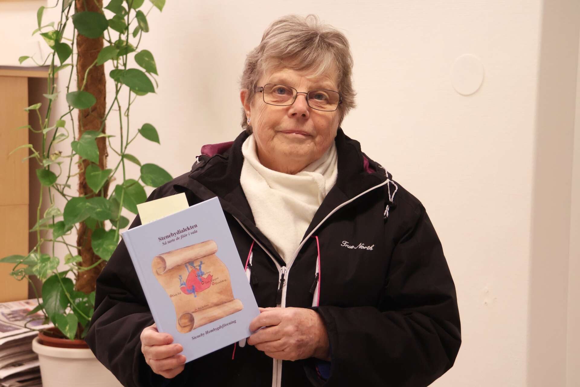 Monica Åhlund med den nya boken ”Stenebydialekten - så tarte de föör i vala” som ges ut av Steneby Hembygdsförening.