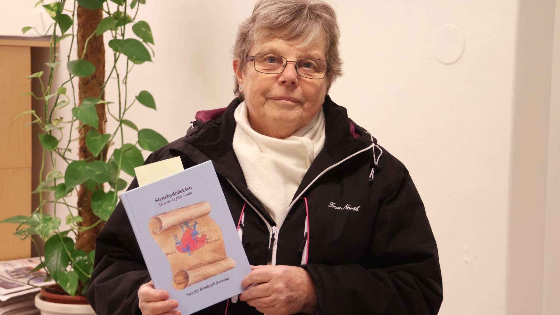 Monica Åhlund med den nya boken ”Stenebydialekten - så tarte de föör i vala” som ges ut av Steneby Hembygdsförening.