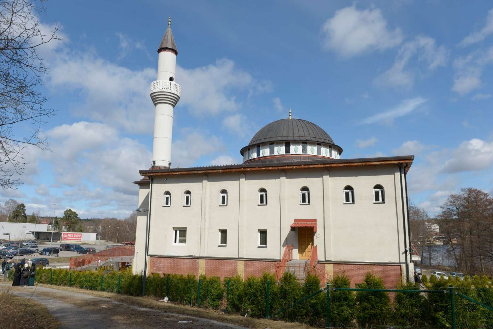 I onsdags blev det klart att Islamiska kulturföreningen får hyra mark av kommunen för att bygga en moské på Rud. På bilden Fittja moské i södra Stockholm.