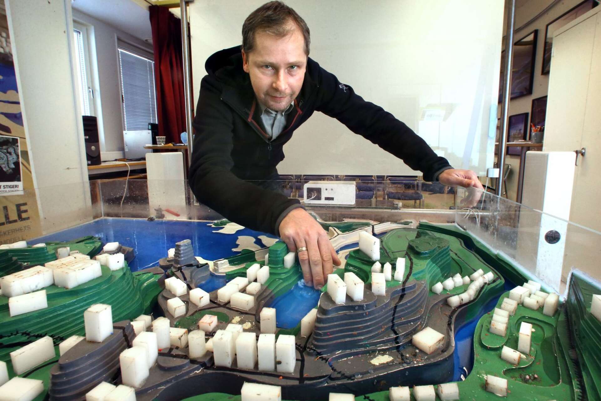 Max Hansson, klimatexpert vid Karlstads universitet.Här vid en översvämningsmodell av centrala Karlstad, där det gäller att bygga barriärer och rädda staden när vattnet stiger. Arkivbild.