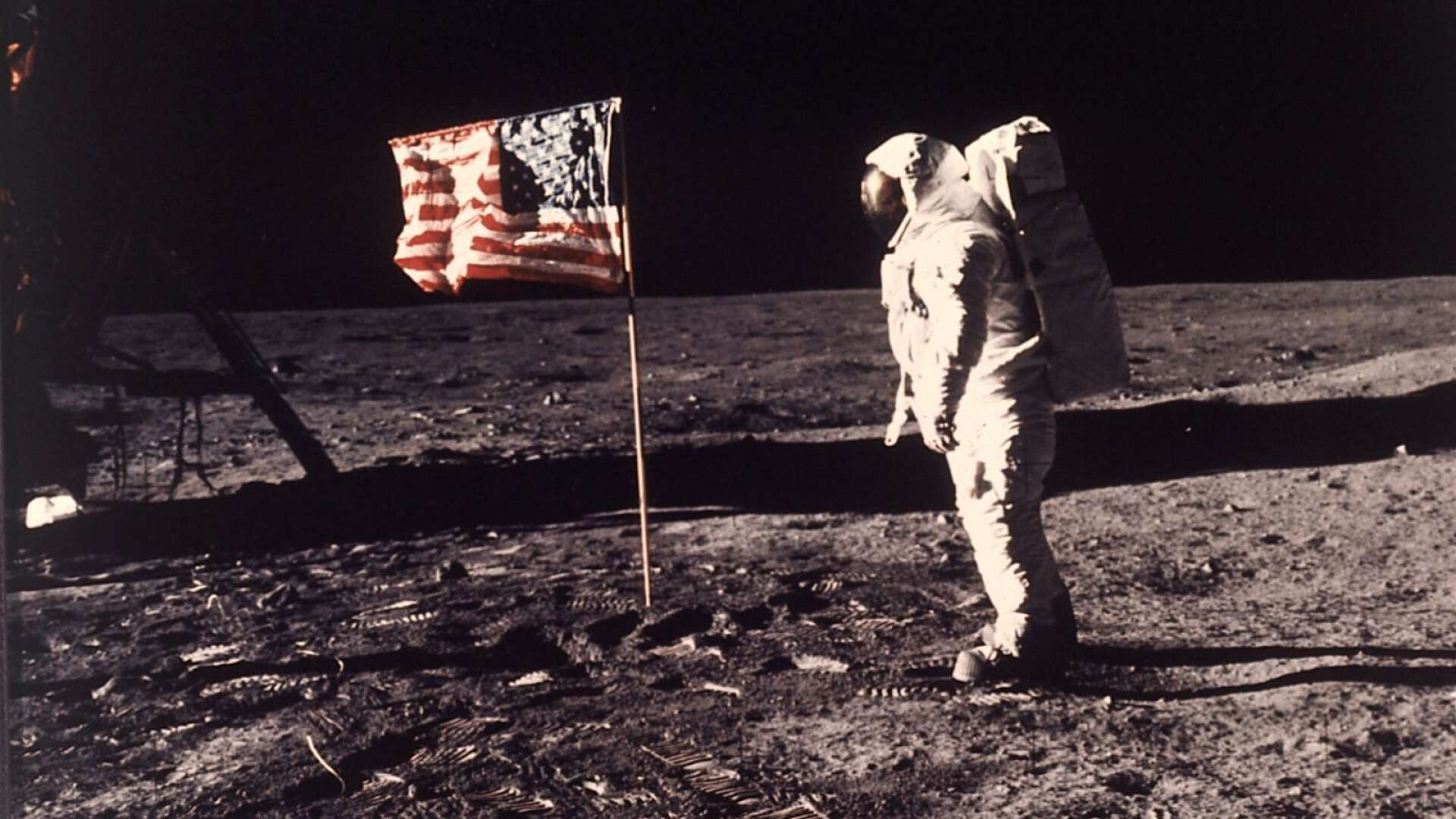 Astronauten Edwin E. &quot;Buzz&quot; Aldrin Jr. bredvid amerikanska flaggan under månlandningen med Apollo 11 i juli 1969.