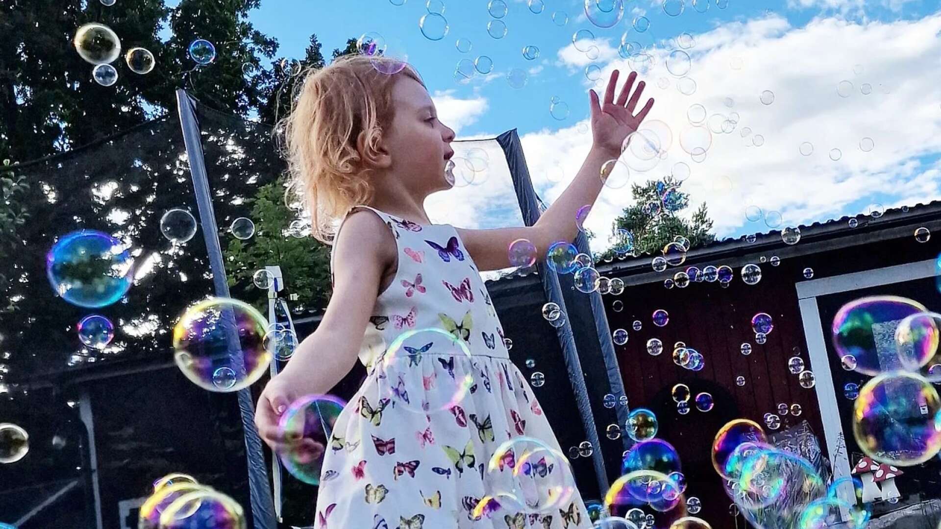 VINNARE. Amelie dansar med bubblorna i trädgården som ligger i Rölse. Fotograf är mamma Sandra Magnusson. 