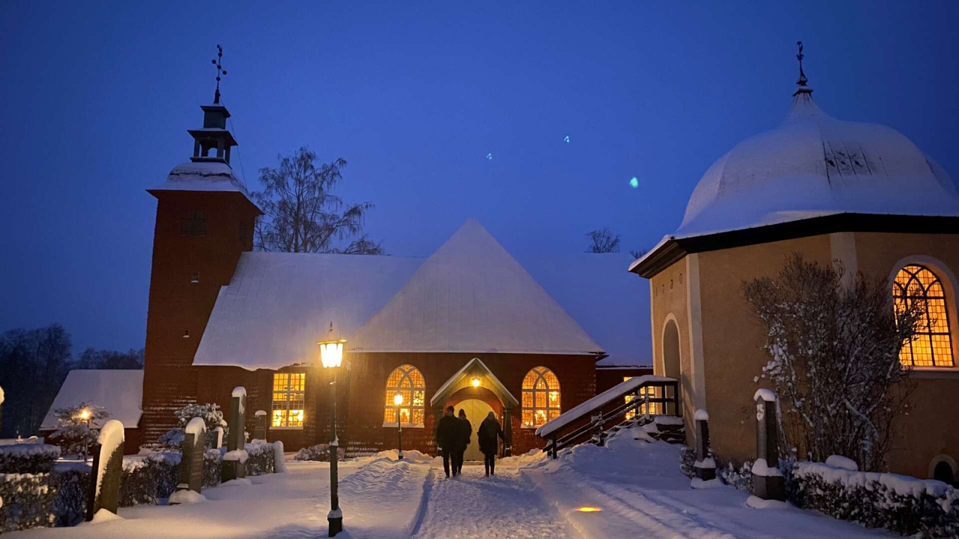 Trots den tidiga timmen och snöfall var det många som tog sig till Bjurtjärns kyrka på juldagens morgon för den traditionsenliga julottan.