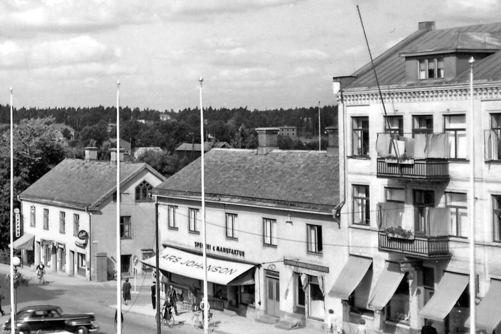 Till vänster om korsningen Östra Storgatan – Tingsgatan låg Reutershuset med en kappaffär, en tobaksaffär och en guldsmed. Det huset revs när EPA skulle etablera sig i Säffle 1958.  Till höger låg ett par hus som inrymde Lars Johansons speceri och manufaktur, Bröderna Dahlströms bageri och Säffle Färg &amp; Kemikalieaffär. De sistnämnda husen revs 1968.