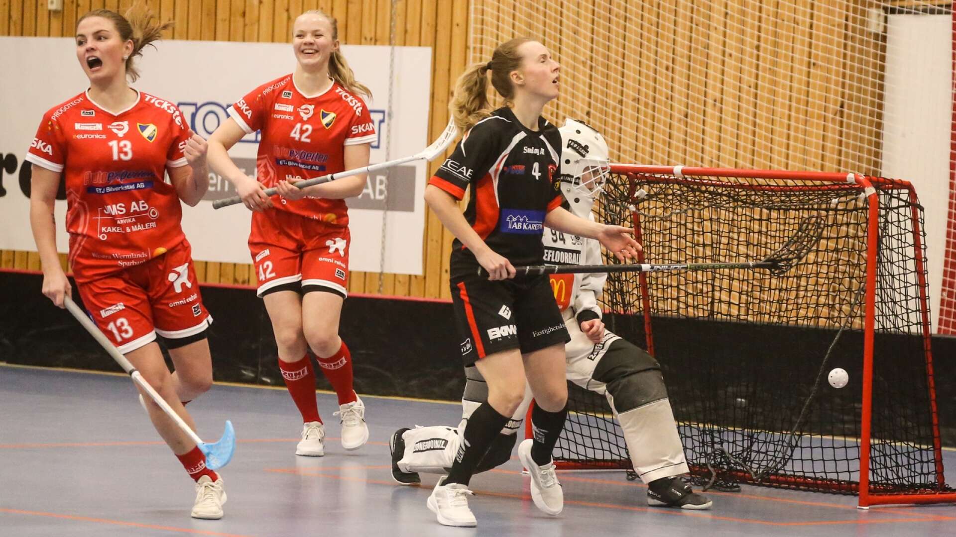 Det blev seger med 8-0 mot Kristinehamn i lördags. Dotteviks Lina Ahlberg jublar efter ett mål. 