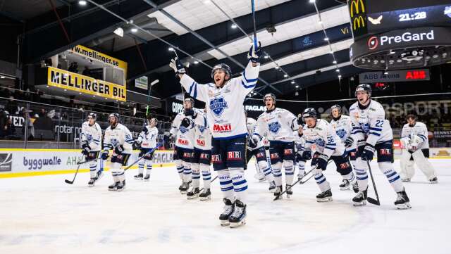 BIK-spelarna jublar, och tackar supportrarna, efter vinsten i Västerås som togs efter en rejält genomförd match.