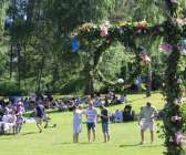 Många hundra midsommarfirare samlades på Örnäs även om det inte var lika många som vanligt.
