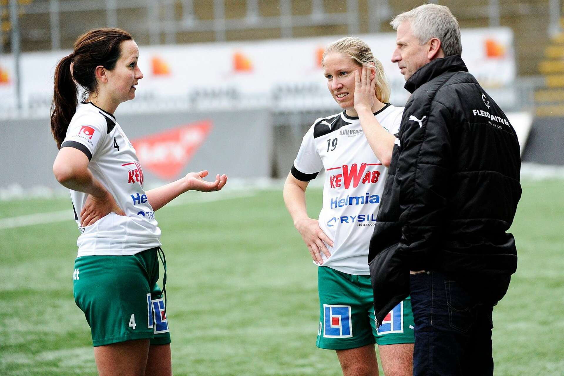 Frida Broström i samtal med Helena Frykestam (då Nilsson) och tränaren Stefan ”Såta” Johansson.