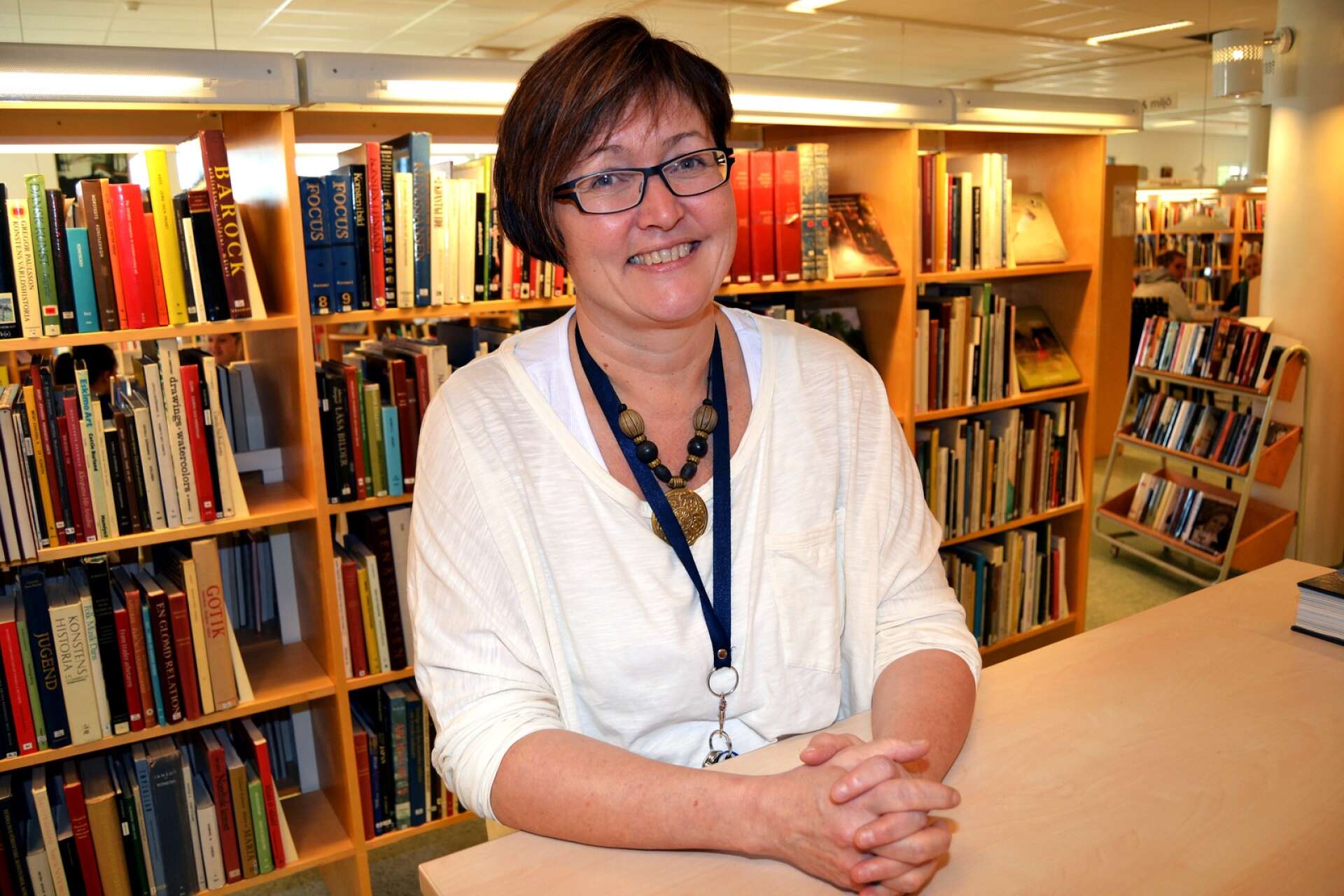 ”Tilldelningen av medel till biblioteken är lågt prioriterade i de flesta kommuner och av de flesta politiska partier. Jag tycker det är sorgligt”,  säger bibliotekschefen Ulla-Carin Stenberg i en intervju i tidningen Vi.