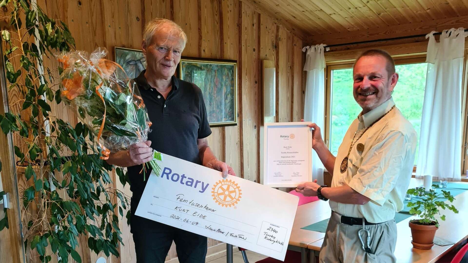 Kurt Eide, till vänster tilldelas ”Årets stipendium” av Rotarypresidenten Frank Feuker.