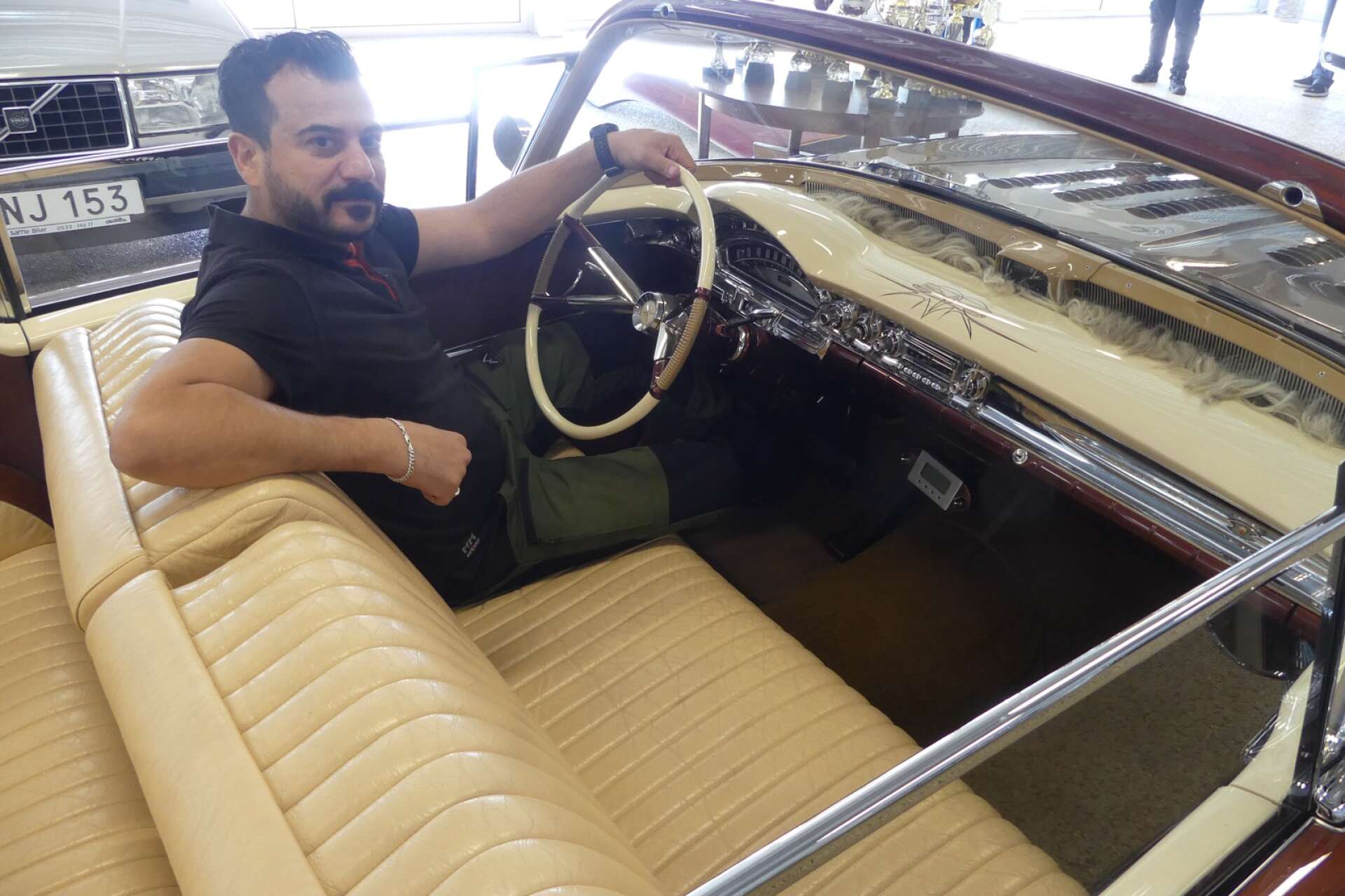 Basim Aloann är bilhandlare och säljer gärna bilar - men inte denna. Hans Oldsmobile från 1958 är den enda i sitt slag i världen och den säljer han inte.