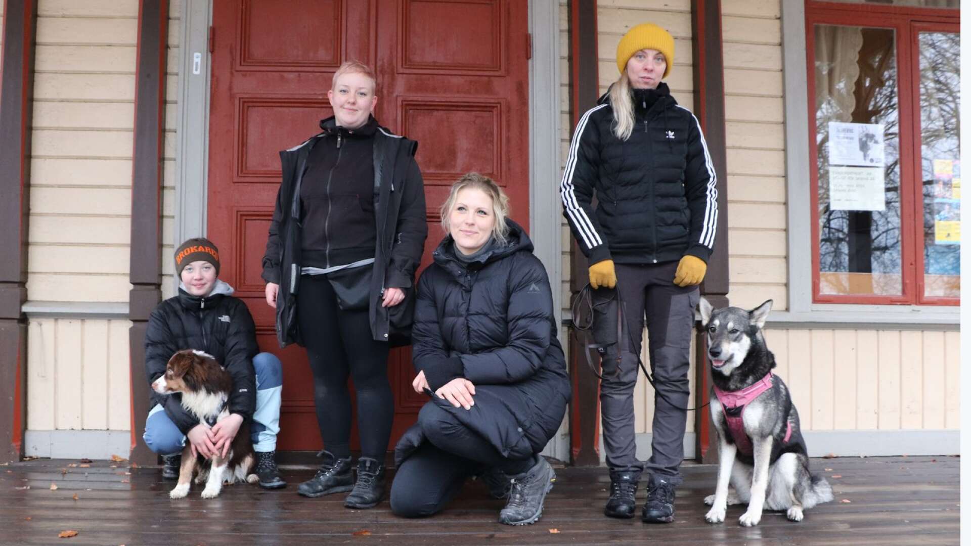 Céline Tegnelund med hunden Celly, Josefine Linderström, Stina Levemark Malmqvist och Emelie Tegnelund med hunden Volga utanför experimenthuset.