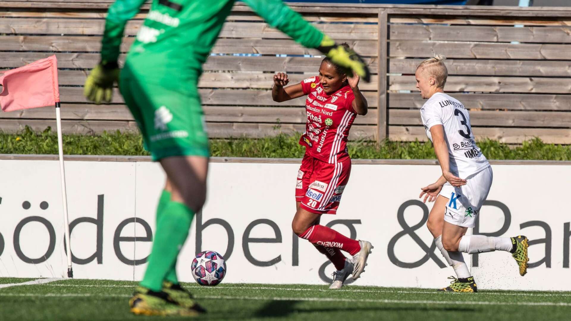 Piteås Madelene Janogy med Umeås nr 3 Nikolina  Lundin Lundström jagandes i lördagens fotbollsmatch i damallsvenskan mellan Piteå IF DFF och Umeå IK på LF Arena i Piteå.
