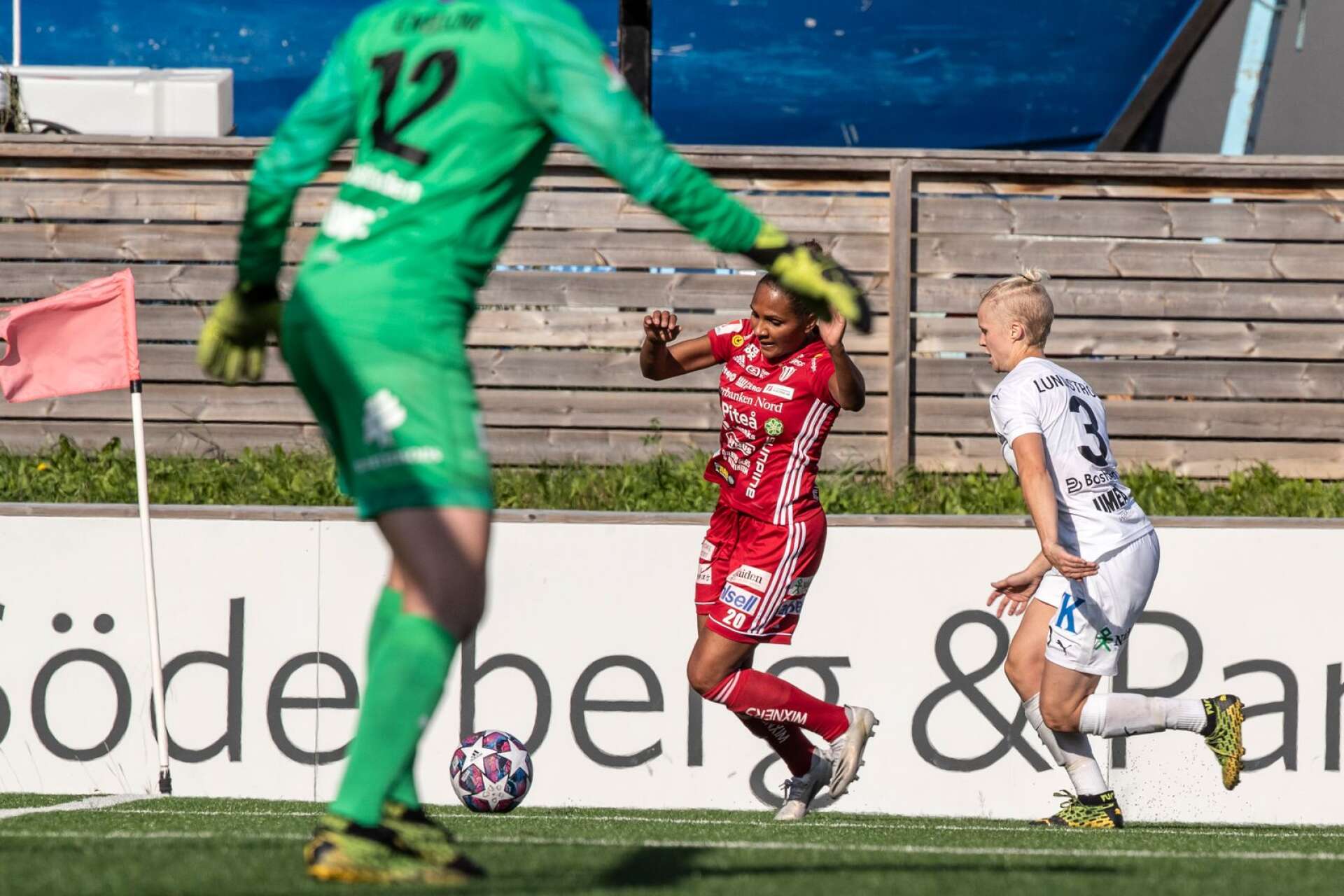 Piteås Madelene Janogy med Umeås nr 3 Nikolina  Lundin Lundström jagandes i lördagens fotbollsmatch i damallsvenskan mellan Piteå IF DFF och Umeå IK på LF Arena i Piteå.
