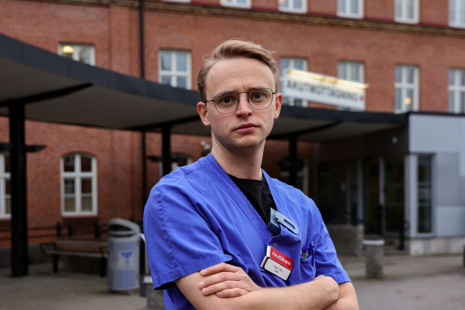 Einar Utbo är akutläkare på sjukhuset i Lidköping. Samtalen om nedskärningar och besparingar har under hans fyra år på sjukhuset ständigt puttrat. Hans förhoppning är att de snart ska få arbetsro. 