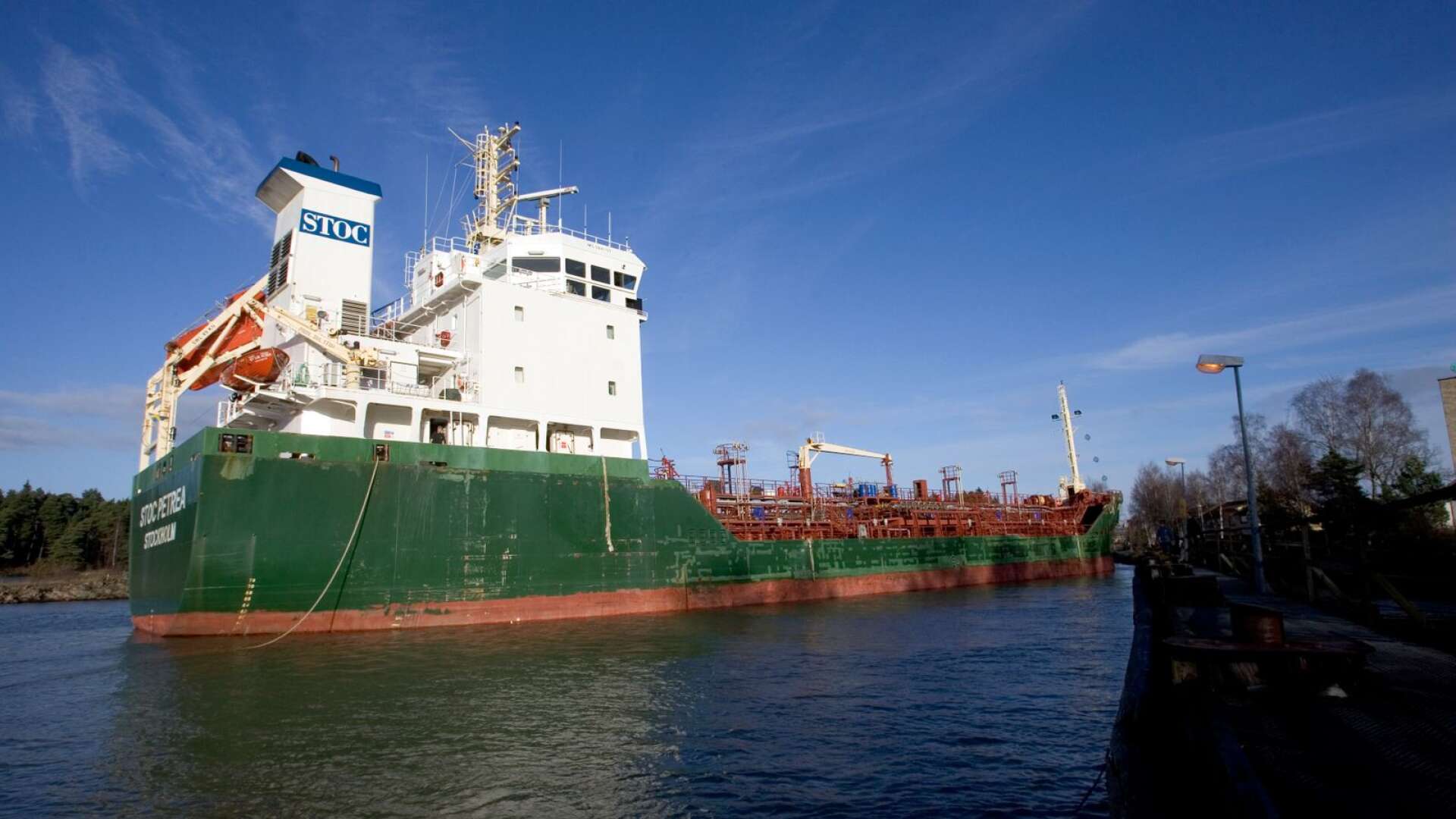 Bild från ett tidigare år när ett fartyg gick på grund i Göta älv i Trollhättan. 