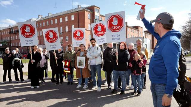 Utanför Skaraborgs sjukhus i Lidköping har medlemmar i Vårdförbundet samlats för att manifestera. Här syns Fredrik Sörman, förtroendevald vid Vårdförbundet på Skas, blåsa i en tuta när blockaden började gälla klockan 16.