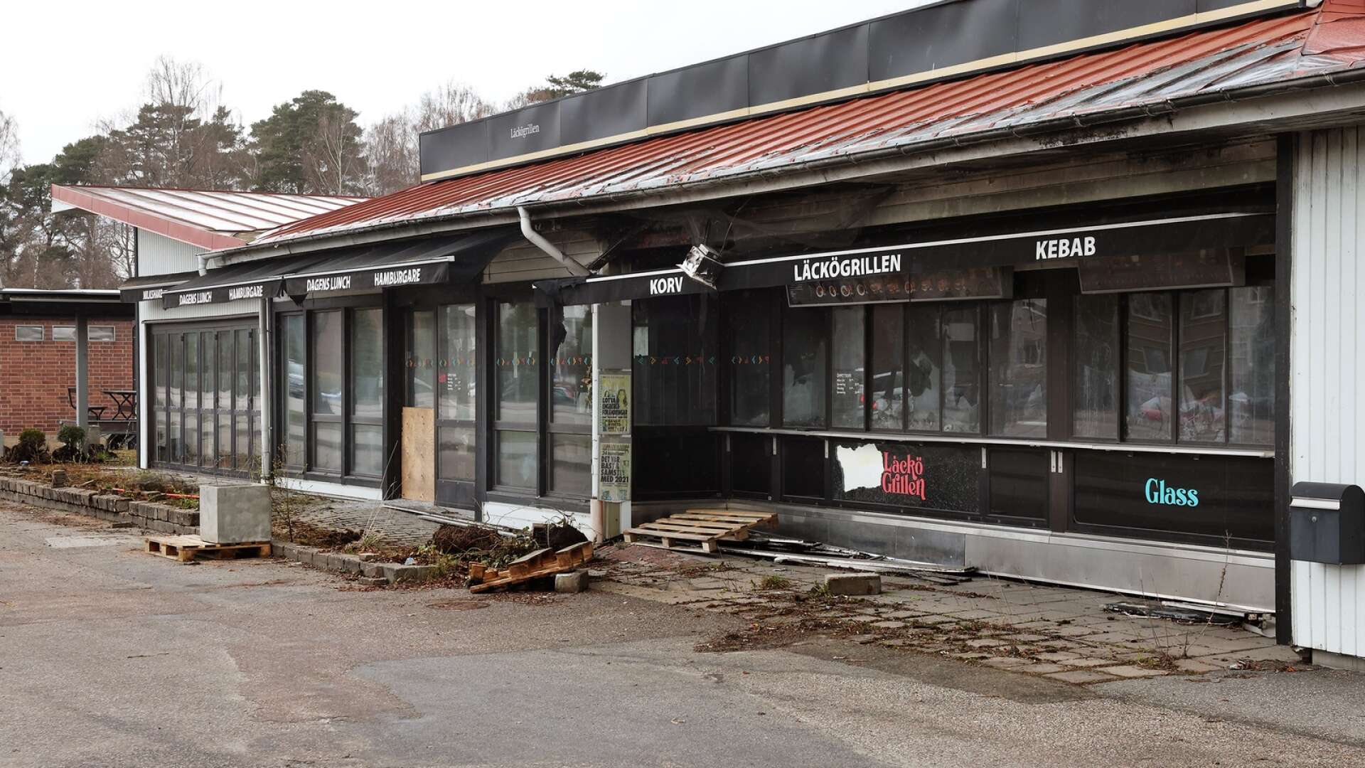 Lidköpings kommun har begärt att lösa föremål ska flyttas från Läckögrillen, vars markarrende gått ut. Om byggnaden kommer att rivas de närmsta månaderna är oklart.