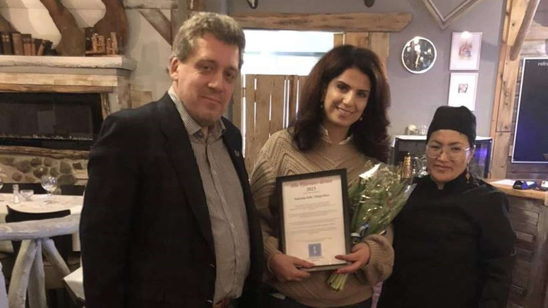 Jan Johansson (KD), Soheila Fors och Roqia Zafari vid tisdagens tårtutdelning på Soheilas kök.