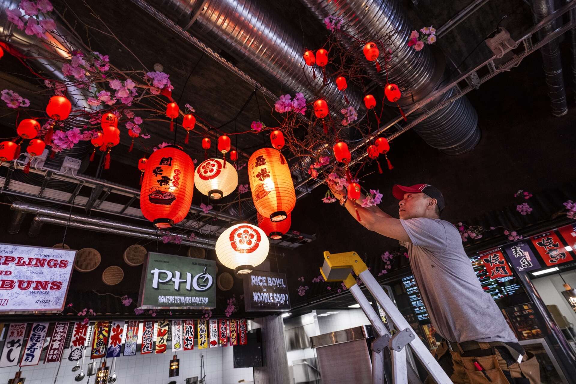 Inspirationen till de små röda lanternorna fick han på ett café i Saigon.