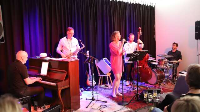 En bild från när Jazz Power Group och solisten Victoria Allard spelade på jazzklubben i Mariestad. Nu ska de gästa Norrkvarn med sin konsert som hyllar Monica Z.