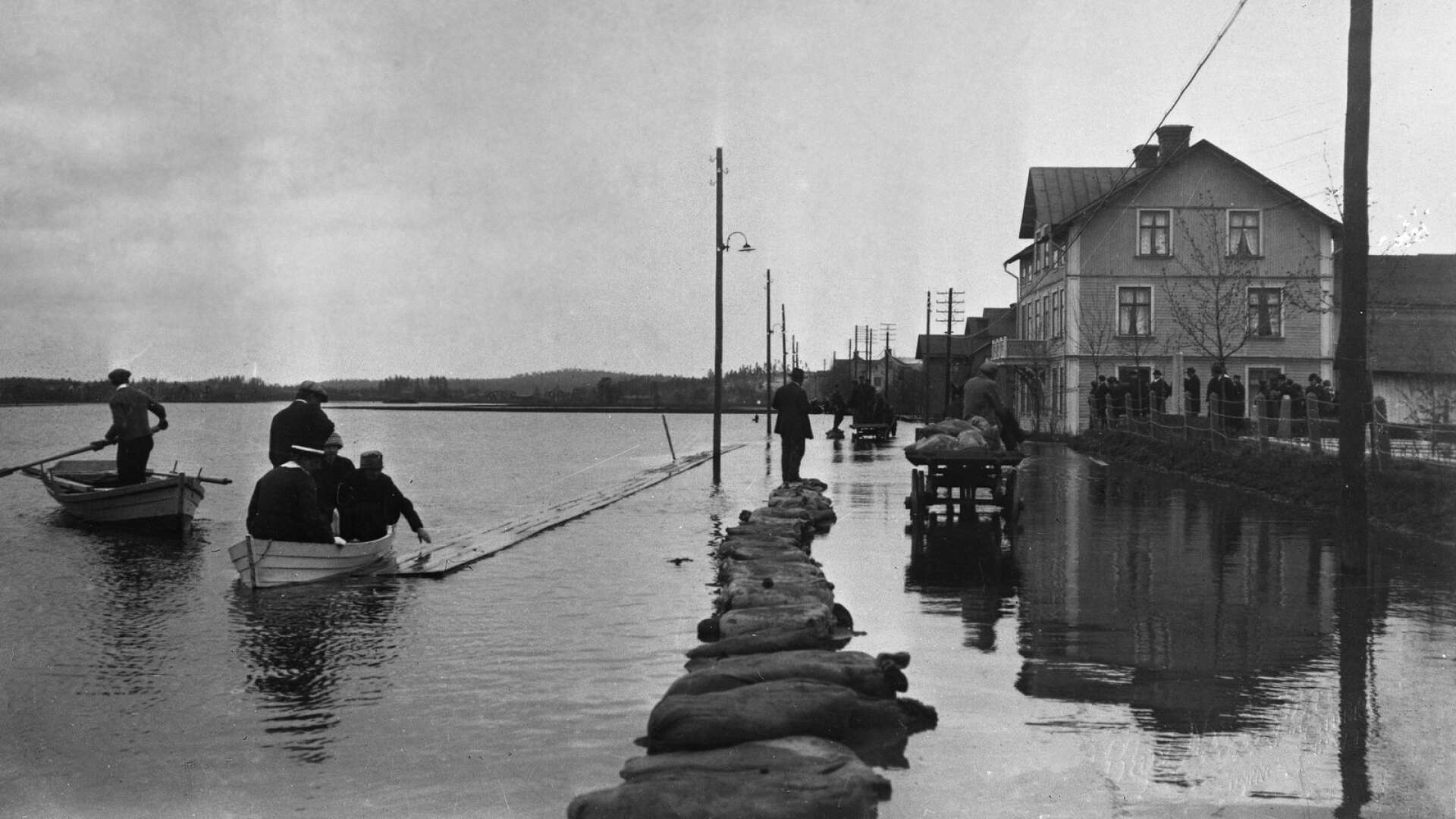 Karlstad förvandlades till ett värmländskt Venedig 1916. Rudsvägen och flera andra gator blev så översvämmade att de trafikerades av ekor.