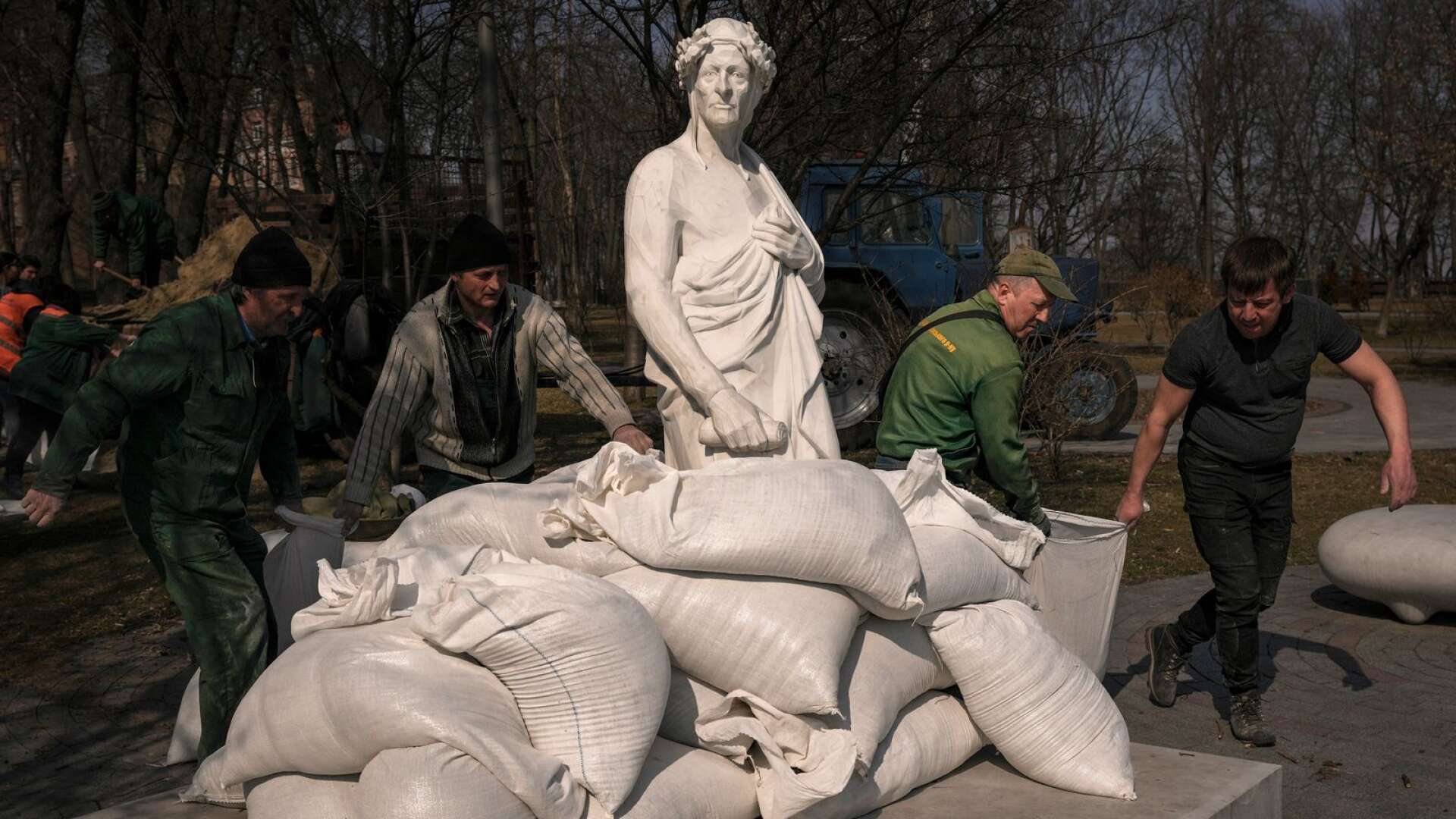 En staty föreställande filosofen Dante Alighieri packas in i sandsäckar för att skyddas mot den ryska bombningen av den ukrainska huvudstaden. 