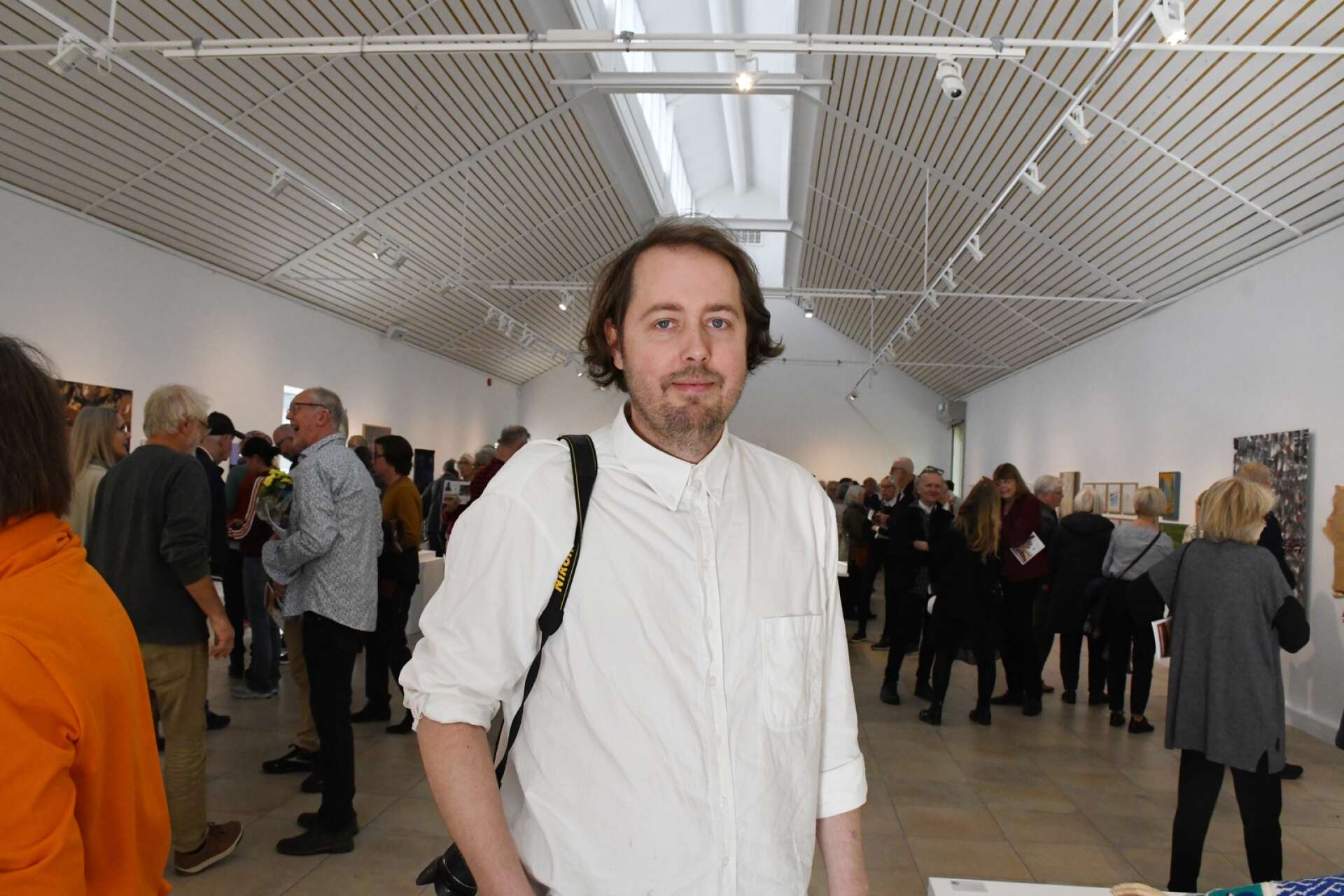 Hannes Trygg, konstintendent på Rackstadmuseet har hängt utställningen